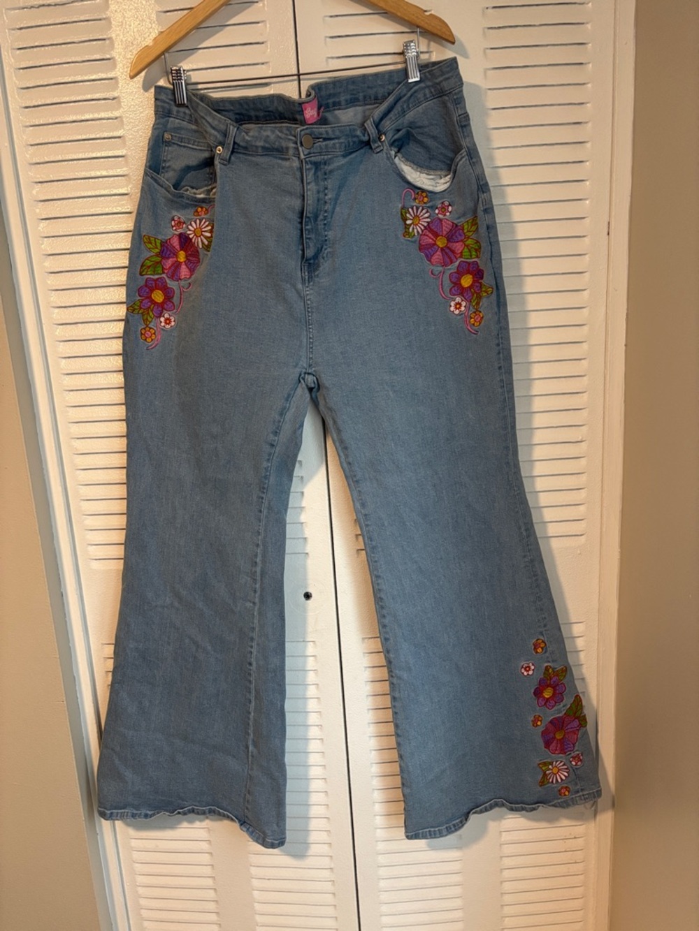 Sugar Thrillz Floral Embroidered Flare Jeans – Vintage Dream 🌸✨ - Picture 4 of 15